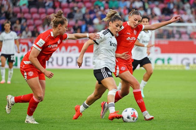 Mainz, Deutschland 18. September 2026: 1. BL Frauen - 2026 2027 - Sp. 5 - 1. FSV Mainz 05 gegen Eintracht Frankfurt Im Bild: v.li. beim Kampf um den Ball: Saskia Matheis (FSV), Ereleta Memeti (Frankfurt) und Gentiana Fetaj (FSV). DFL DFB regulations prohibit any use of photographs as image sequences and or quasi-video Bruchwegstadion Rheinland - Pfalz Copyright: xFotostandx xRacochax