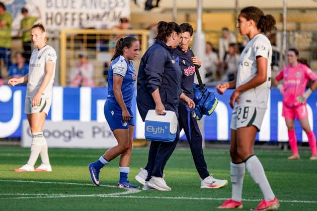 Deutschland: Fussball Saison 2026 2027 , Google Pixel Frauen-Bundesliga , 5. Spieltag , TSG 1899 Hoffenheim vs. VfL Wolfsburg - Dietmar-Hopp-Stadion (Hoffenheim) : Marie Steiner (TSG Hoffenheim, 9) nach Verletzung mit Ärzten, Mimik, Gesichtsausdruck, Emotion Hoffenheim Dietmar-Hopp-Stadion Deutschland Germany Copyright: xBennetxLongx