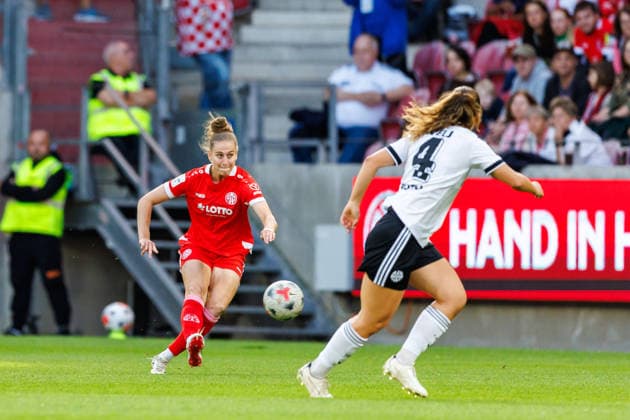 GPFBL, 1. FSV Mainz 05 - Eintracht Frankfurt, 18.09.2026, Mainz Saskia Matheis (1. FSV Mainz 05, 19) schlägt den Ball nach vorne im Spiel der Google Pixel Frauen Bundesliga am 5. Spieltag) der Saison 2026 27 zwischen dem 1. FSV Mainz 05 und Eintracht Frankfurt in der MEWA Arena, Mainz, 18.09.2026. Copyright: xBEAUTIFULxSPORTS Hahnex