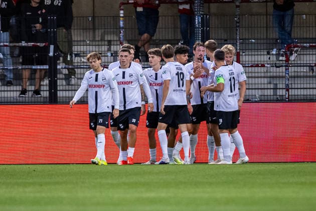 Die Spieler von SC Verl jubeln ueber das Tor zum 1:0 Janne Berner (SC Verl, 34) GER, SC Verl vs. FC Wuerzburger Kickers, Fussball, 3. Liga, 7. Spieltag, Spielzeit 2026 2027, 18.09.2026 DFL Regulations prohibit any use of photographers as image sequences and or quasi-video. GER, SC Verl vs. FC Wuerzburger Kickers, Fussball, 3. Liga, 7. Spieltag, Spielzeit 2026 2027, 18.09.2026 Verl Copyright: xEibner-Pressefoto JanxRollingerx EP_JSK