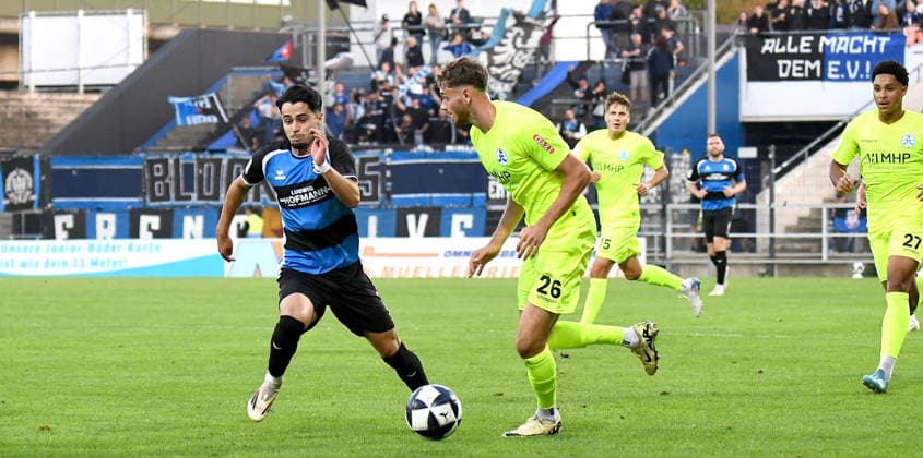 18.09.2026, xokbx, Fussball Regionalliga Suedwest, FSV Frankfurt - Stuttgarter Kickers v.l. Ismail Harnafi (FSV Frankfurt), Luca Trslic (Stuttgarter Kickers), Zweikampf, Duell Frankfurt am Main