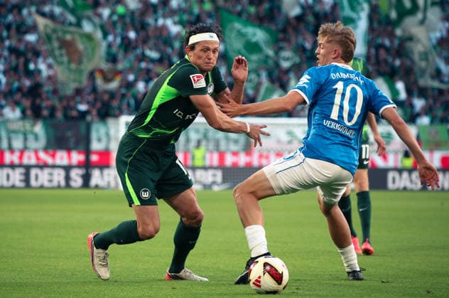 Deutschland:Fussball 2.Bundesliga 2026 2027, 6.Spieltag VfL Wolfsburg vs SV Darmstadt 98 - Volkswagen Arena (Wolfsburg): am Ball Fabian Reese (VfL Wolfsburg, 11) Nicolas Verkooijen (SV Darmstadt 98, 10) Copyright: xAymanxAlahmedx