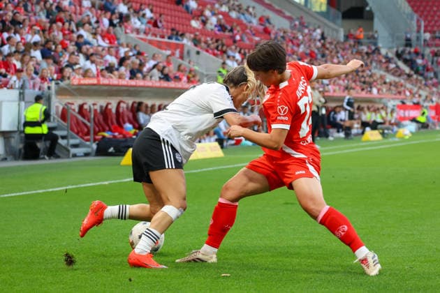 1i18.09.2026, xusrbx, Fussball Google Pixel Frauen-Bundesliga, FSV Mainz 05 - Eintracht Frankfurt v.l. Ereleta Memeti (Eintracht Frankfurt, 7),im Zweikampf mit, Emma Junold (FSV Mainz 05, 22), Mainz