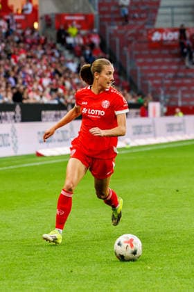 GPFBL, 1. FSV Mainz 05 - Eintracht Frankfurt, 18.09.2026, Mainz Mattson Strickler (1. FSV Mainz 05, 13) führt den Ball auf dem Flügel im Spiel der Google Pixel Frauen Bundesliga am 5. Spieltag der Saison 2026 27 zwischen dem 1. FSV Mainz 05 und Eintracht Frankfurt in der MEWA Arena, Mainz, 18.09.2026. Copyright: xBEAUTIFULxSPORTS Hahnex