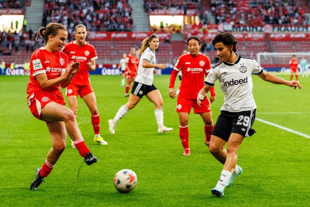 GPFBL, 1. FSV Mainz 05 - Eintracht Frankfurt, 18.09.2026, Mainz Zweikampf zwischen Kara Bathmann (1. FSV Mainz 05, 4) und Dilara Acikgöz (Eintracht Frankfurt, 29) im Spiel der Google Pixel Frauen Bundesliga am 5. Spieltag der Saison 2026 27 zwischen dem 1. FSV Mainz 05 und Eintracht Frankfurt in der MEWA Arena, Mainz, 18.09.2026. Copyright: xBEAUTIFULxSPORTS Hahnex