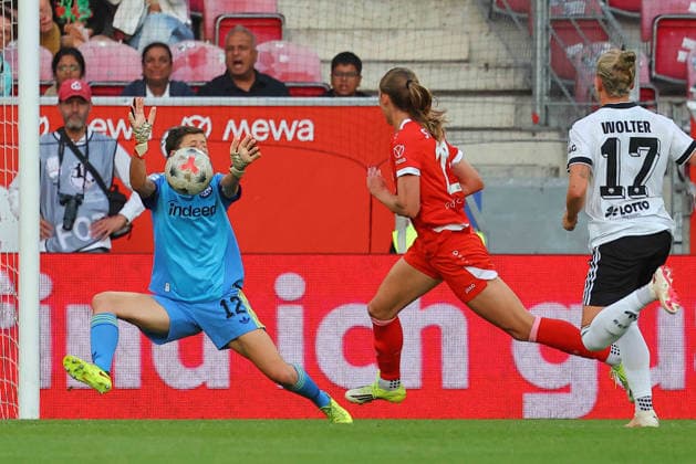Mainz, Deutschland 18. September 2026: 1. BL Frauen - 2026 2027 - Sp. 5 - 1. FSV Mainz 05 gegen Eintracht Frankfurt Im Bild: v.li. Torhüterin Lina Altenburg (Frankfurt) rettet vor Mattson Strickler (FSV). DFL DFB regulations prohibit any use of photographs as image sequences and or quasi-video Bruchwegstadion Rheinland - Pfalz Copyright: xFotostandx xRacochax