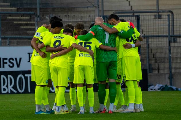 18.09.2026, xerix, Fussball Regionalliga Suedwest, FSV Frankfurt - Stuttgarter Kickers v.l. Die SV Stuttgarter Kickers vor der Partie Frankfurt