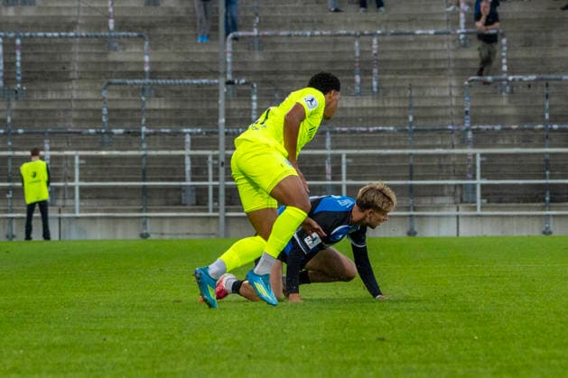 18.09.2026, xerix, Fussball Regionalliga Suedwest, FSV Frankfurt - Stuttgarter Kickers v.l. Zweikampf zwischen David Udogu (SV Stuttgarter Kickers) und Phil Kemper (FSV Frankfurt) Frankfurt