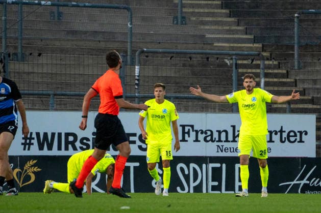 18.09.2026, xerix, Fussball Regionalliga Suedwest, FSV Frankfurt - Stuttgarter Kickers v.l. Luca TrsliÄ‡ (SV Stuttgarter Kickers) im Dialog mit dem Schiedsrichter nach einen Foul Frankfurt