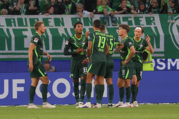 18.09.2026, xgox, Fussball, 2. Bundesliga, VfL Wolfsburg - SV Darmstadt 98 v.l. Wolfsburg enttaeuscht, enttäuscht, schaut enttaeuscht, niedergeschlagen, disappointed (DFL DFB REGULATIONS PROHIBIT ANY USE OF PHOTOGRAPHS as IMAGE SEQUENCES and or QUASI-VIDEO) Wolfsburg