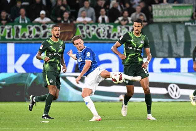 Herren I Frauen I Saison 2026-2027 I 2. Bundesliga I 6. Spieltag I VfL Wolfsburg - SV Darmstadt 98 I 18.09.2026 Carlo Sickinger (23, SV Darmstadt 98) spielt den Ball vor Robert Glatzel (19, VfL Wolfsburg) (r.) Wolfsburg Volkswagen Arena Niedersachsen Deutschland Copyright: xLobeca InesxHähnelx