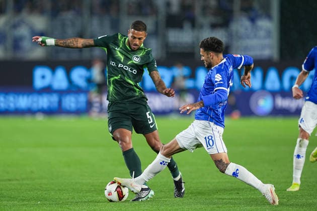 18.09.2026, xydrx, Herren, Fußball, 2.Bundesliga, VfL Wolfsburg - SV Darmstadt 98, Saison 2026 2027, Volkswagen Arena: Vinicius Souza Costa (VfL Wolfsburg, 5) im Zweikampf gegen Raoul Petretta (SV Darmstadt 98, 18) DFB regulations prohibit any use of photographs as image sequences and or quasi-video. Copyright: HMBxMedia YannisxDreimann