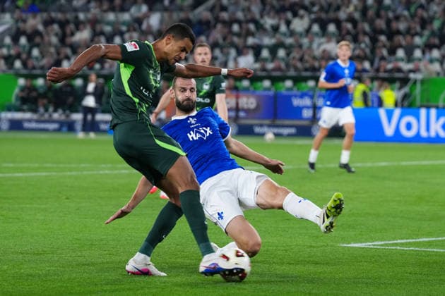 18.09.2026, xydrx, Herren, Fußball, 2.Bundesliga, VfL Wolfsburg - SV Darmstadt 98, Saison 2026 2027, Volkswagen Arena: Robert Glatzel (VfL Wolfsburg, 19) im Zweikampf gegen Aleksandar Vukotic (SV Darmstadt 98, 20) DFB regulations prohibit any use of photographs as image sequences and or quasi-video. Copyright: HMBxMedia YannisxDreimann
