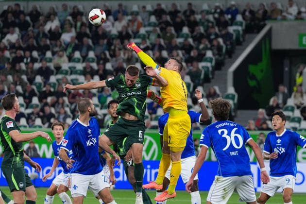 18.09.2026, xydrx, Herren, Fußball, 2.Bundesliga, VfL Wolfsburg - SV Darmstadt 98, Saison 2026 2027, Volkswagen Arena: Hauke Wahl (VfL Wolfsburg, 6) im Zweikampf gegen Marcel Schuhen (SV Darmstadt 98, 1) DFB regulations prohibit any use of photographs as image sequences and or quasi-video. Copyright: HMBxMedia YannisxDreimann