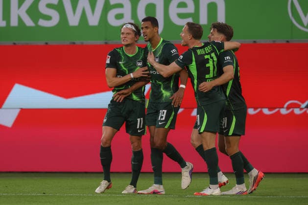 18.09.2026, xgox, Fussball, 2. Bundesliga, VfL Wolfsburg - SV Darmstadt 98 v.l. Robert Glatzel (Wolfsburg, 19) nach Tor zum 2:1 Jubel, Torjubel, jubelt ueber das Tor, celebrate the goal, celebration (DFL DFB REGULATIONS PROHIBIT ANY USE OF PHOTOGRAPHS as IMAGE SEQUENCES and or QUASI-VIDEO) Wolfsburg