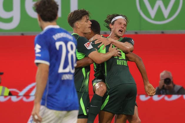 18.09.2026, xgox, Fussball, 2. Bundesliga, VfL Wolfsburg - SV Darmstadt 98 v.l. Robert Glatzel (Wolfsburg, 19) nach Tor zum 2:1 Jubel, Torjubel, jubelt ueber das Tor, celebrate the goal, celebration (DFL DFB REGULATIONS PROHIBIT ANY USE OF PHOTOGRAPHS as IMAGE SEQUENCES and or QUASI-VIDEO) Wolfsburg