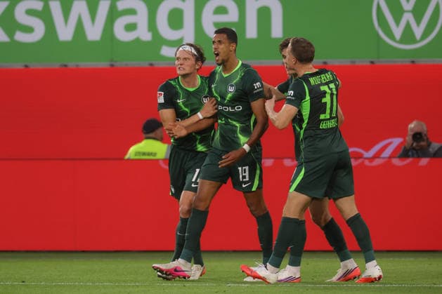 18.09.2026, xgox, Fussball, 2. Bundesliga, VfL Wolfsburg - SV Darmstadt 98 v.l. Robert Glatzel (Wolfsburg, 19) nach Tor zum 2:1 Jubel, Torjubel, jubelt ueber das Tor, celebrate the goal, celebration (DFL DFB REGULATIONS PROHIBIT ANY USE OF PHOTOGRAPHS as IMAGE SEQUENCES and or QUASI-VIDEO) Wolfsburg