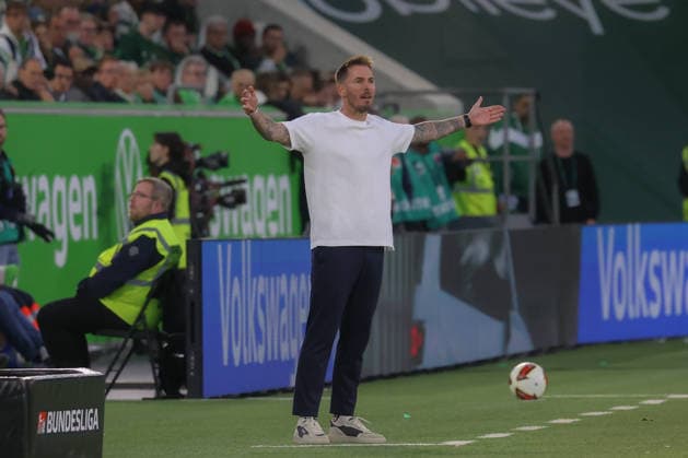 18.09.2026, xgox, Fussball, 2. Bundesliga, VfL Wolfsburg - SV Darmstadt 98 v.l. Tobias Strobl (Wolfsburg, Trainer) gibt Anweisungen, gestikuliert mit den Armen, gesticulate, gives instructions (DFL DFB REGULATIONS PROHIBIT ANY USE OF PHOTOGRAPHS as IMAGE SEQUENCES and or QUASI-VIDEO) Wolfsburg