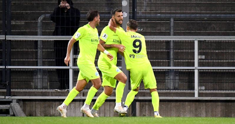 18.09.2026, xokbx, Fussball Regionalliga Suedwest, FSV Frankfurt - Stuttgarter Kickers v.l. Torjubel zum 1:0 durch Dejan Bozic (Stuttgarter Kickers), mit Yannick Glessing (Stuttgarter Kickers), Sebastian Mueller (Stuttgarter Kickers) Frankfurt am Main