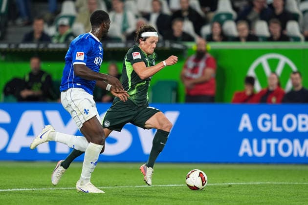 18.09.2026, xydrx, Herren, Fußball, 2.Bundesliga, VfL Wolfsburg - SV Darmstadt 98, Saison 2026 2027, Volkswagen Arena: Patric Pfeiffer (SV Darmstadt 98, 6) im Zweikampf gegen Fabian Reese (VfL Wolfsburg, 11) DFB regulations prohibit any use of photographs as image sequences and or quasi-video. Copyright: HMBxMedia YannisxDreimann