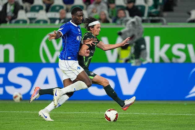 18.09.2026, xydrx, Herren, Fußball, 2.Bundesliga, VfL Wolfsburg - SV Darmstadt 98, Saison 2026 2027, Volkswagen Arena: Patric Pfeiffer (SV Darmstadt 98, 6) im Zweikampf gegen Fabian Reese (VfL Wolfsburg, 11) DFB regulations prohibit any use of photographs as image sequences and or quasi-video. Copyright: HMBxMedia YannisxDreimann