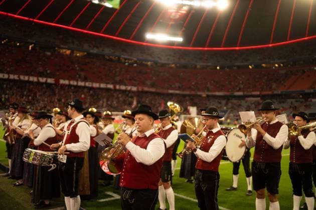 18.09.2026: Fußball: FC Bayern München - Union Berlin, 4. Spieltag der 1. Bundesliga in der Allianz Arena in München Orchester des Fan-Treff B16 Pforzenrieden spielt Musik in Tracht vor Anpfiff in der Allianz Arena WICHTIGER HINWEIS: Gemäß den Vorgaben der DFL und des DFB ist es untersagt, in dem Stadion und oder vom Spiel angefertigte Fotoaufnahmen in Form von Sequenzbildern und oder videoähnlichen Fotostrecken zu verwerten bzw. verwerten zu lassen. Copyright: xJamesxZabelx