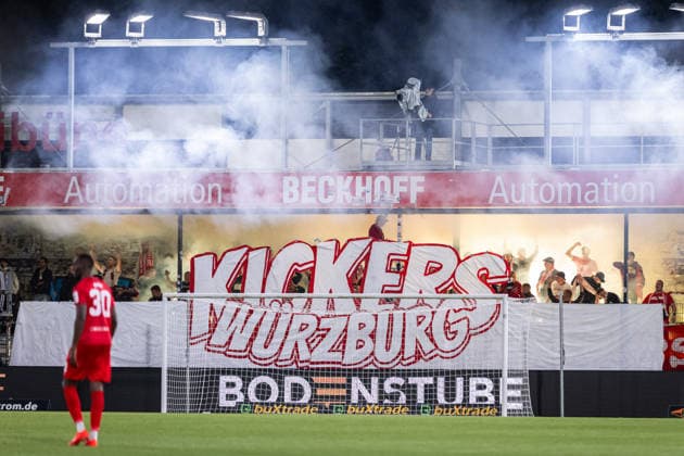 Die Fans von FC Wuerzburger Kickers zeigen eine Choreografie im Gaesteblock GER, SC Verl vs. FC Wuerzburger Kickers, Fussball, 3. Liga, 7. Spieltag, Spielzeit 2026 2027, 18.09.2026 DFL Regulations prohibit any use of photographers as image sequences and or quasi-video. GER, SC Verl vs. FC Wuerzburger Kickers, Fussball, 3. Liga, 7. Spieltag, Spielzeit 2026 2027, 18.09.2026 Verl Copyright: xEibner-Pressefoto JanxRollingerx EP_JSK