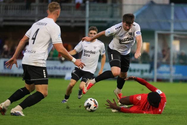 18.09.2026, Fussball, Herren, Saison 2026 2027, Regionalliga Bayern, 10. Spieltag: TSV Buchbach - FC Schweinfurt 05 Von links: Kevin Fery (FC Schweinfurt 05, 15) gegen Daniel Muteba (TSV Buchbach, 23) Buchbach SMR-Arena Bayern Deutschland
