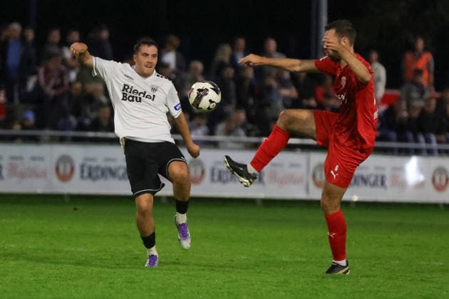 18.09.2026, Fussball, Herren, Saison 2026 2027, Regionalliga Bayern, 10. Spieltag: TSV Buchbach - FC Schweinfurt 05 Von links: Nils Piwernetz (FC Schweinfurt 05, 19) gegen Philipp Walter (TSV Buchbach, 06) Buchbach SMR-Arena Bayern Deutschland