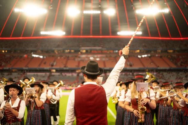 18.09.2026: Fußball: FC Bayern München - Union Berlin, 4. Spieltag der 1. Bundesliga in der Allianz Arena in München Orchester des Fan-Treff B16 Pforzenrieden spielt Musik in Tracht vor Anpfiff in der Allianz Arena WICHTIGER HINWEIS: Gemäß den Vorgaben der DFL und des DFB ist es untersagt, in dem Stadion und oder vom Spiel angefertigte Fotoaufnahmen in Form von Sequenzbildern und oder videoähnlichen Fotostrecken zu verwerten bzw. verwerten zu lassen. Copyright: xJamesxZabelx
