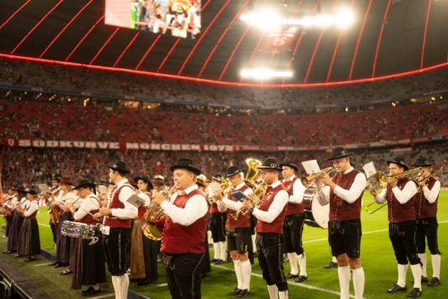 18.09.2026: Fußball: FC Bayern München - Union Berlin, 4. Spieltag der 1. Bundesliga in der Allianz Arena in München Orchester des Fan-Treff B16 Pforzenrieden spielt Musik in Tracht vor Anpfiff in der Allianz Arena WICHTIGER HINWEIS: Gemäß den Vorgaben der DFL und des DFB ist es untersagt, in dem Stadion und oder vom Spiel angefertigte Fotoaufnahmen in Form von Sequenzbildern und oder videoähnlichen Fotostrecken zu verwerten bzw. verwerten zu lassen. Copyright: xJamesxZabelx