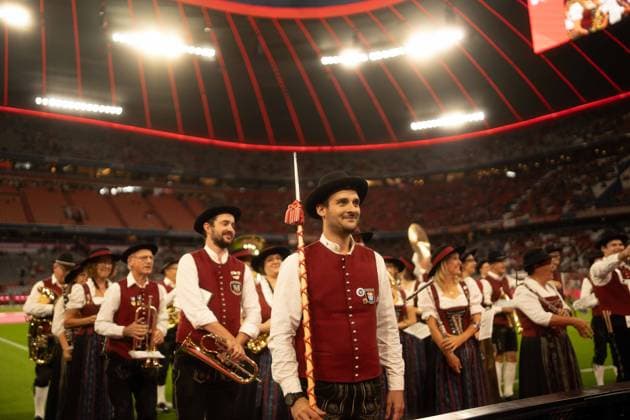 18.09.2026: Fußball: FC Bayern München - Union Berlin, 4. Spieltag der 1. Bundesliga in der Allianz Arena in München Orchester des Fan-Treff B16 Pforzenrieden spielt Musik in Tracht vor Anpfiff in der Allianz Arena WICHTIGER HINWEIS: Gemäß den Vorgaben der DFL und des DFB ist es untersagt, in dem Stadion und oder vom Spiel angefertigte Fotoaufnahmen in Form von Sequenzbildern und oder videoähnlichen Fotostrecken zu verwerten bzw. verwerten zu lassen. Copyright: xJamesxZabelx