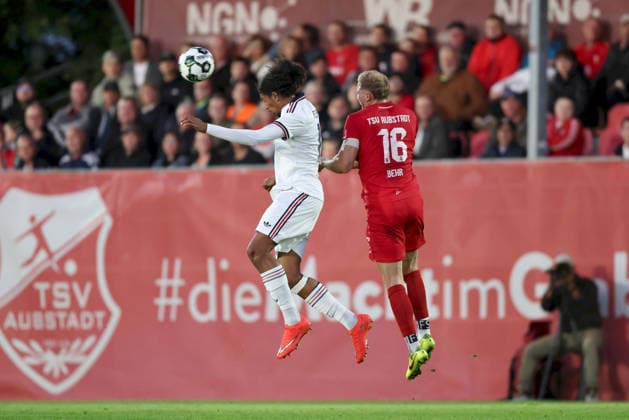 18.09.2026, Herren, Fussball, Saison 2026 2027, Regionalliga Bayern, 10. Spieltag: TSV Aubstadt - FC Bayern Muenchen II Noah Codjo-Evora ( 10, FC Bayern München II) und Steffen Behr ( 16, TSV Aubstadt) Sulzfeld Schulstadion Aubstadt (NGN Arena) Bayern Deutschland
