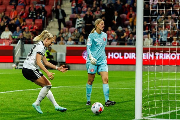 GPFBL, 1. FSV Mainz 05 - Eintracht Frankfurt, 18.09.2026, Mainz Ein abgefälschter Schuss von Nina Lührßen (Eintracht Frankfurt, 11) führt zum 2:2 Ausgleich im Spiel der Google Pixel Frauen Bundesliga am 5. Spieltag der Saison 2026 27 zwischen dem 1. FSV Mainz 05 und Eintracht Frankfurt in der MEWA Arena, Mainz, 18.09.2026.Marisa Schoen (Schön, 1. FSV Mainz 05, 33) ist frustriert. Copyright: xBEAUTIFULxSPORTS Hahnex