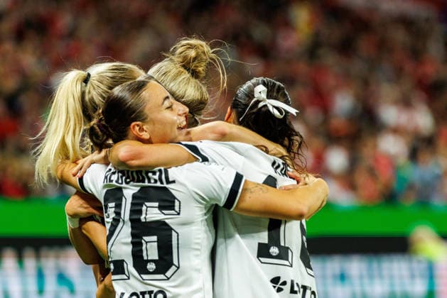 GPFBL, 1. FSV Mainz 05 - Eintracht Frankfurt, 18.09.2026, Mainz Torjubel zum 2:3 durch Rebecka Blomqvist (Eintracht Frankfurt, 28) im Spiel der Google Pixel Frauen Bundesliga am 5. Spieltag der Saison 2026 27 zwischen dem 1. FSV Mainz 05 und Eintracht Frankfurt in der MEWA Arena, Mainz, 18.09.2026.. Copyright: xBEAUTIFULxSPORTS Hahnex