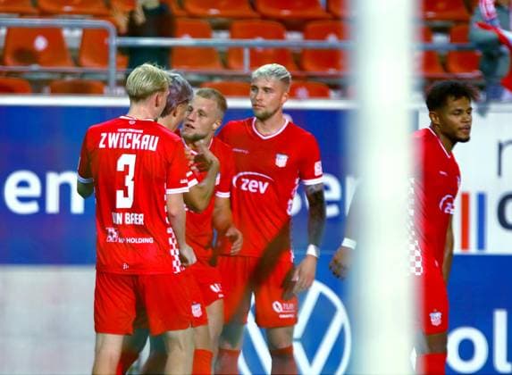 ubel um den Torschützen Torschütze Theo Gunnar Martens (Zwickau) nach dem 1:0. Fußball Regionalliga Nordost 2026 27 FSV Zwickau - Hallescher FC am 18.9.2026 FSV Zwickau - Hallescher FC