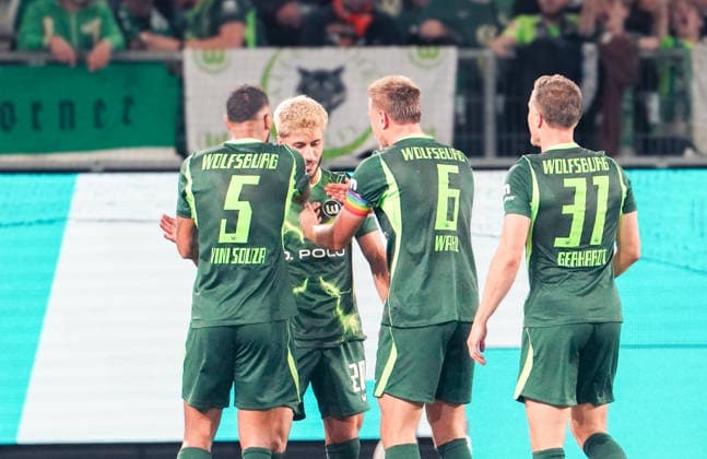 Deutschland:Fussball 2.Bundesliga 2026 2027, 6.Spieltag VfL Wolfsburg vs SV Darmstadt 98 - Volkswagen Arena (Wolfsburg): Tor und Torjubel zum Muhammed Mehmet Damar (VfL Wolfsburg, 20) Hauke Wahl (VfL Wolfsburg, 6) Elvis Rexhbecaj Elvis Rexhbecaj (VfL Wolfsburg, 37) Vini Souza (VfL Wolfsburg, 5) Copyright: xAymanxAlahmedx