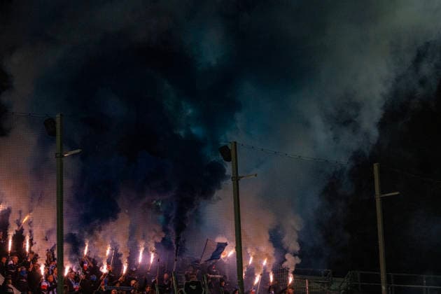 18.09.2026, xerix, Fussball Regionalliga Suedwest, FSV Frankfurt - Stuttgarter Kickers v.l. Die Fans der SV Stuttgarter Kickers zünden Payrotechnik im Gäste Block Frankfurt