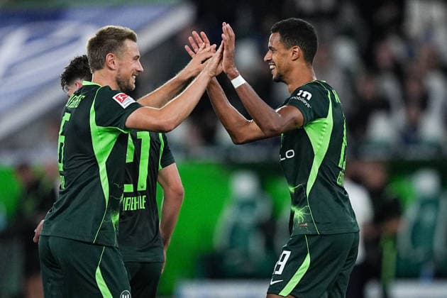 18.09.2026, xydrx, Herren, Fußball, 2.Bundesliga, VfL Wolfsburg - SV Darmstadt 98, Saison 2026 2027, Volkswagen Arena: Torjubel nach dem Tor zum 5:1 für den VfL Wolfsburg durch Torschütze Robert Glatzel (VfL Wolfsburg, 19) zusammen mit Hauke Wahl (VfL Wolfsburg, 6) DFB regulations prohibit any use of photographs as image sequences and or quasi-video. Copyright: HMBxMedia YannisxDreimann