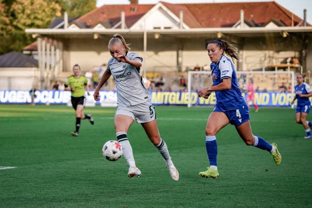 Deutschland: Fussball Saison 2026 2027 , Google Pixel Frauen-Bundesliga , 5. Spieltag , TSG 1899 Hoffenheim vs. VfL Wolfsburg - Dietmar-Hopp-Stadion (Hoffenheim) : Ella Peddemors (VfL Wolfsburg, 5) am Ball, im Ballbesitz, im Zweikampf mit Lisann Kaut (TSG Hoffenheim, 4) Hoffenheim Dietmar-Hopp-Stadion Deutschland Germany Copyright: xBennetxLongx
