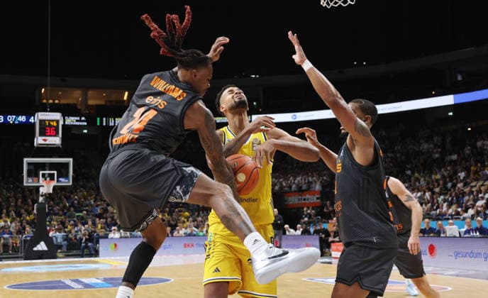 Cobe Williams, Norris Agbakoko, Nighael Ceaser Zweikampf Spielszene Aktion Basketball BBL Bundesliga Herren 1. Spieltag Saison 2026 2027 18.09.2026 ALBA Berlin vs. Niners Chemnitz 99ers