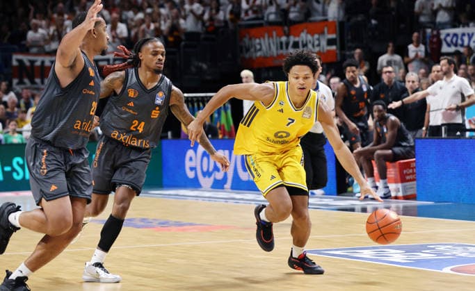 Cobe Williams, Jack Kayil am Ball Zweikampf Spielszene Aktion Basketball BBL Bundesliga Herren 1. Spieltag Saison 2026 2027 18.09.2026 ALBA Berlin vs. Niners Chemnitz 99ers