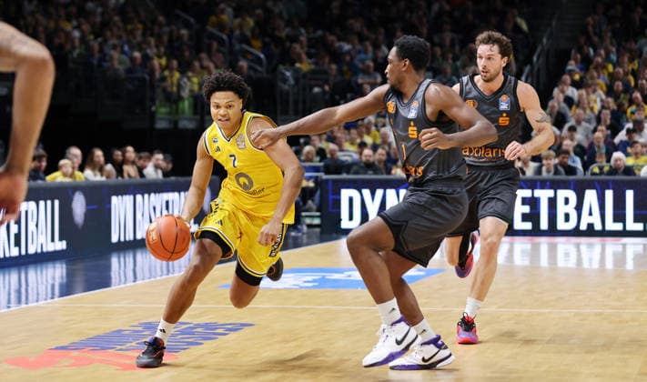 Jack Kayil am Ball, Phlandrous Fleming Jr. Zweikampf Spielszene Aktion Basketball BBL Bundesliga Herren 1. Spieltag Saison 2026 2027 18.09.2026 ALBA Berlin vs. Niners Chemnitz 99ers