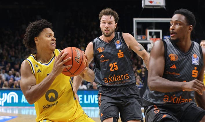 Jack Kayil am Ball, Ben Burnham, Phlandrous Fleming Jr. Zweikampf Spielszene Aktion Basketball BBL Bundesliga Herren 1. Spieltag Saison 2026 2027 18.09.2026 ALBA Berlin vs. Niners Chemnitz 99ers