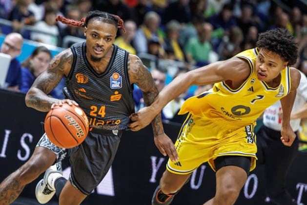 Basketball, Männer: Bundesliga, Alba Berlin - Niners Chemnitz, Uber Arena am 18.9.26 in Berlin. Jack Kayil (ALBA Berlin) kämpft gegen Cobe Williams (NINERS Chemnitz) um den Ball. Alba Berlin - Niners Chemnitz