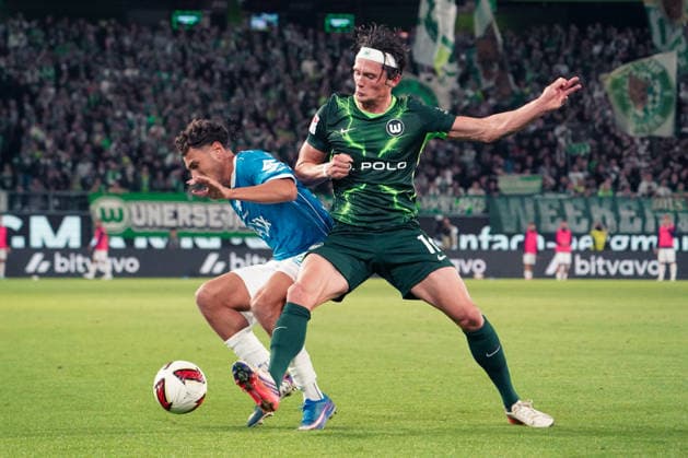 Deutschland:Fussball 2.Bundesliga 2026 2027, 6.Spieltag VfL Wolfsburg vs SV Darmstadt 98 - Volkswagen Arena (Wolfsburg): im Zweikampf Fabian Reese (VfL Wolfsburg, 11) William Mikelbrencis (SV Darmstadt 98, 25) Copyright: xAymanxAlahmedx