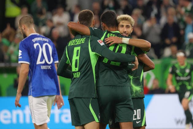 18.09.2026, xgox, Fussball, 2. Bundesliga, VfL Wolfsburg - SV Darmstadt 98 v.l. Robert Glatzel (Wolfsburg, 19) Jubel, Torjubel, jubelt ueber das Tor, celebrate the goal, celebration (DFL DFB REGULATIONS PROHIBIT ANY USE OF PHOTOGRAPHS as IMAGE SEQUENCES and or QUASI-VIDEO) Wolfsburg