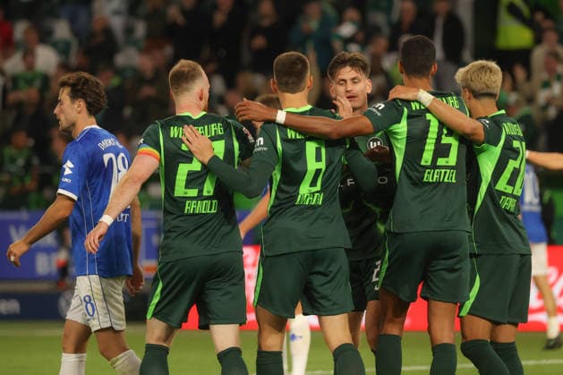 18.09.2026, xgox, Fussball, 2. Bundesliga, VfL Wolfsburg - SV Darmstadt 98 v.l. Robert Glatzel (Wolfsburg, 19) Jubel, Torjubel, jubelt ueber das Tor, celebrate the goal, celebration (DFL DFB REGULATIONS PROHIBIT ANY USE OF PHOTOGRAPHS as IMAGE SEQUENCES and or QUASI-VIDEO) Wolfsburg