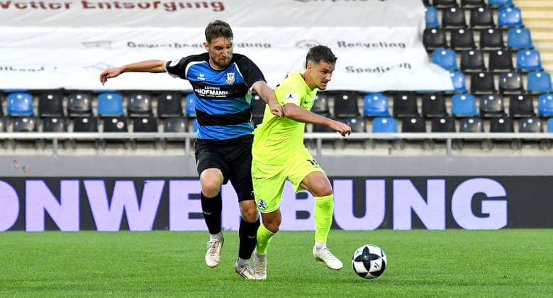 18.09.2026, xokbx, Fussball Regionalliga Suedwest, FSV Frankfurt - Stuttgarter Kickers v.l. Amar Suljic (FSV Frankfurt), Maximilian Zaiser (Stuttgarter Kickers), Zweikampf, Duell Frankfurt am Main