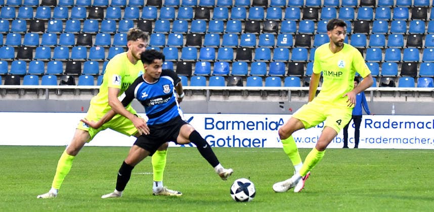 18.09.2026, xokbx, Fussball Regionalliga Suedwest, FSV Frankfurt - Stuttgarter Kickers v.l. Ismail Harnafi (FSV Frankfurt), Luca Trslic (Stuttgarter Kickers), Elvir Zukaj (Stuttgarter Kickers), Zweikampf, Duell Frankfurt am Main